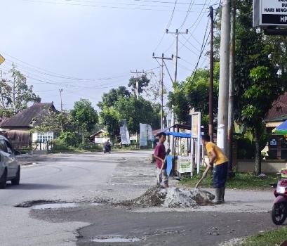Antisipasi Lakalantas, Anggota Polres Kuansing Inisiatif Timbun Jalan Berlobang dengan Semen   