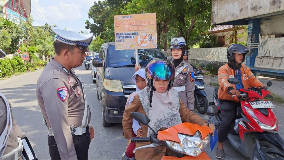 Ditlantas Polda Riau Edukasi Pengendara Tertib Lalin dan Pilkada Damai 2024