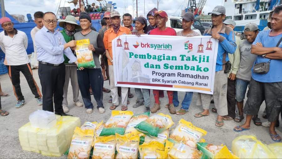 BRKS Ranai Rayakan HUT ke-58 dengan Bagikan Sembako di Pelabuhan Penagi