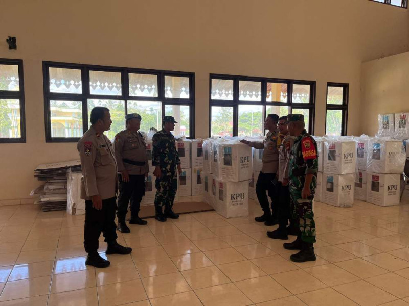 Pamatwil Polres Kuansing Lakukan Pengecekan Logistik Pilkada 2024 di PPK Kecamatan Logas Tanah Darat