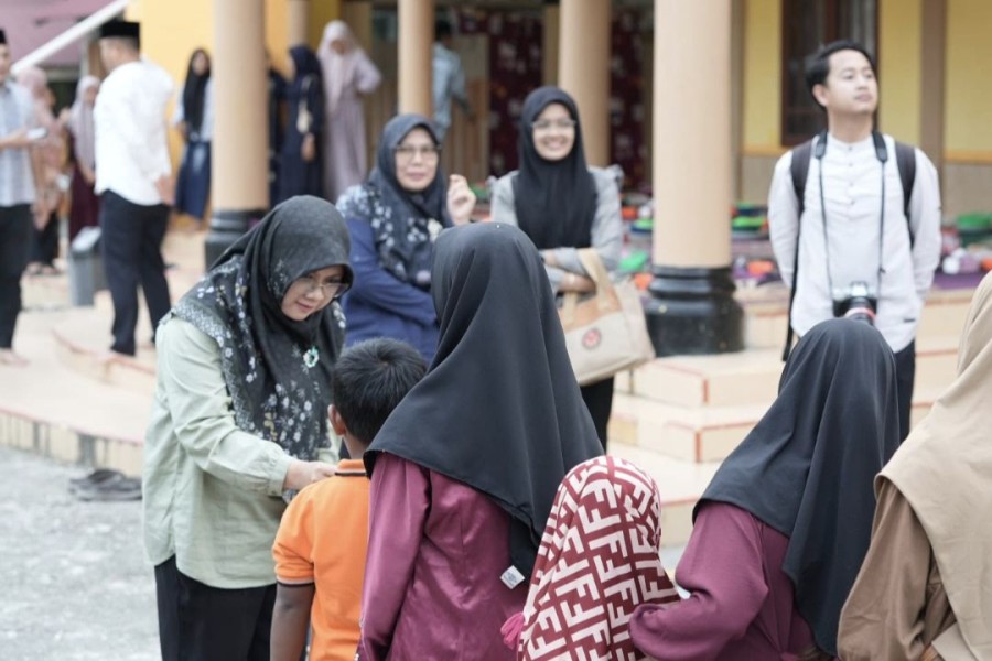 Safari Ramadhan, Pemkab Siak Salurkan Zakat di Sabak Auh