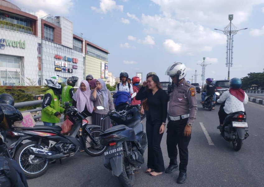 Polisi Gagalkan Upaya Bunuh Diri Seorang Wanita di Jembatan Fly Over SKA