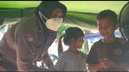 Rumahnya Roboh Diguncang Gempa, Polwan ini Tetap Jalankan Tugas Sebagai Pengabdi Masyarakat