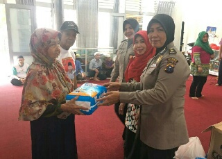 HUT ke 69, Polwan Polresta Pekanbaru Kunjungi Panti Sosial 