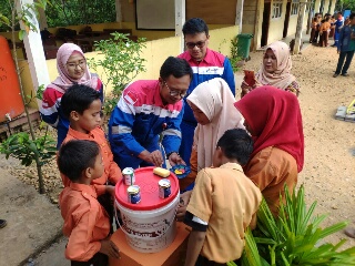 PEP Lirik Serahkan Bantuan, Ajak Siswa SDN 028 Talang Sungai Limau Berkreasi
