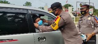 Tidak Hanya Menindak, Polsek Seberida Juga Bagi Masker Saat Operasi Zebra LK 2020