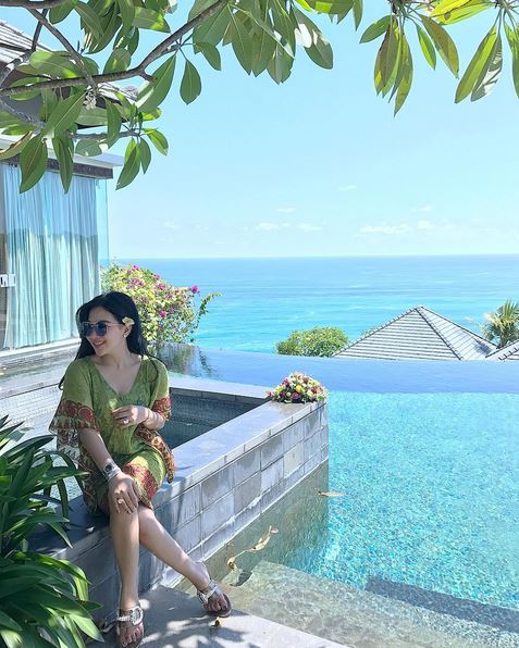 Syahrini 'Hempas Manja' Liburan di Bali