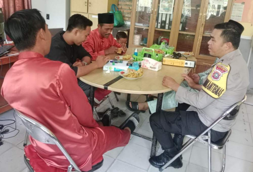Polisi Laksanakan Giat Sambang untuk Jaga Kamtibmas Pilkada di Kampung Sungai Tengah