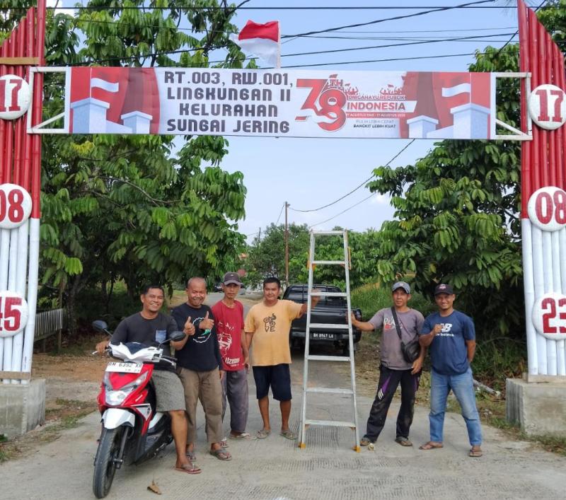 Meriahkan HUT ke-78 RI, Warga Sungai Jering Teluk Kuantan Goro Bangun Gapura