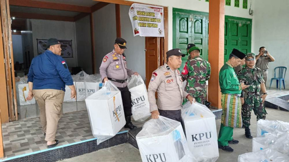 Kapolsek Tempuling Bersama TNI dan Satpol PP Bantu PPK Tempuling Bongkar dan Angkut Logistik Rekapitulasi Pilkada