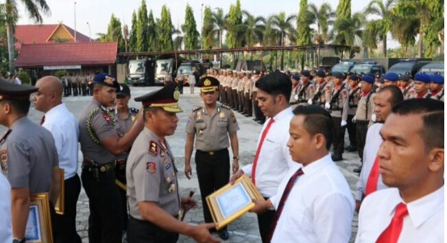 Bongkar Sindikat 40kg Shabu, Belasan Personil Polda Riau Dianugerahi Penghargaan