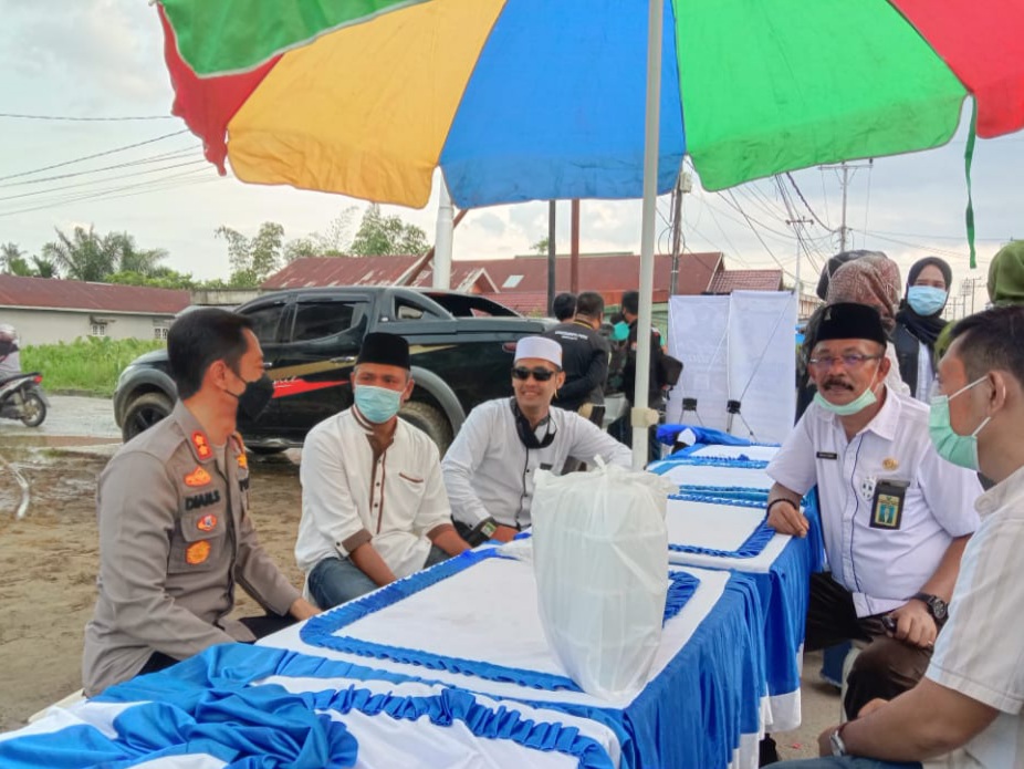 Ratusan Masyarakat Tembilahan Terima Takjil dari Kapolres dan Pembina YVB