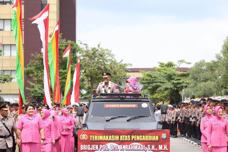 Suasana Haru Iringi Pelepasan Brigjen Pol Rahmadi Menuju Polda Jabar