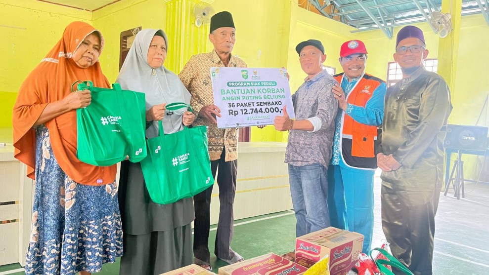 Pemkab Siak-Baznas Salurkan Bantuan Korban Angin Puting Beliung di Sialang Sakti