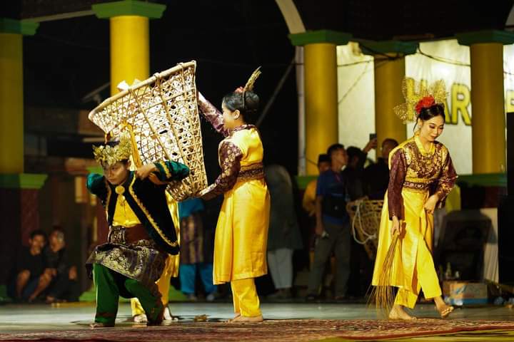 Semarak Penampilan Bernuansa Kelapa Meriahkan Puncak HPN Riau di Inhil