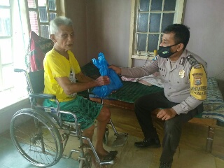 Polres Inhu Bagikan Daging Kurban & Sembako kepada Disabilitas, Lansia, & Terdampak Covid-19