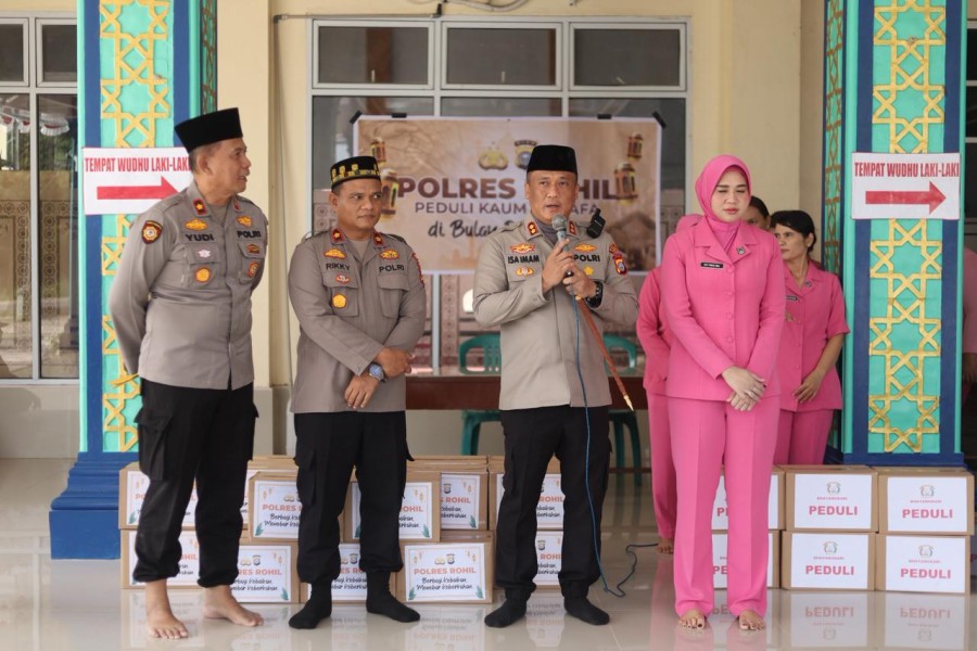 Kapolres Rohil Berbagi Sembako kepada Kaum Duafa