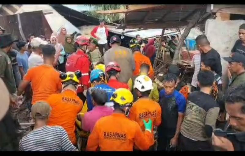 TIm SAR Gabungan Temukan Jenazah Kedua Korban Tanah Longsor di Agam