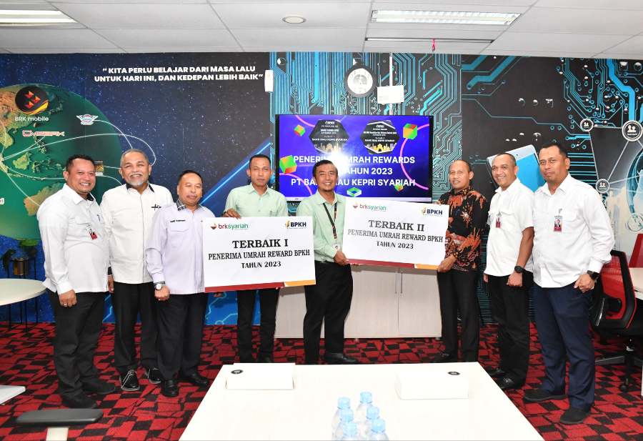 BRK Syariah Raih 3 Penghargaan dari BPKH Award, Dua Pegawai Terima Reward Umrah