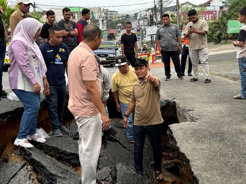 Pekanbaru Diguyur Hujan, Jalan Lobak Binawidya Amblas
