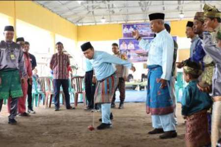 Buka Festival Gasing Berembang, Wabup Husni: Semoga Terlahir Penggiat dan Pemain Gasing yang Handal