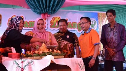 Hadiri HUT V RSUD Mandau dan Resmikan Logo