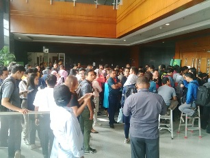 Pengunjung Membeludak Ingin Saksikan Sidang