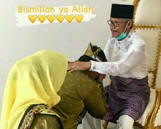 Sebelum Daftar Ke KPU, Andi Putra Bersimpuh Di Hadapan Kedua Orangtuanya 