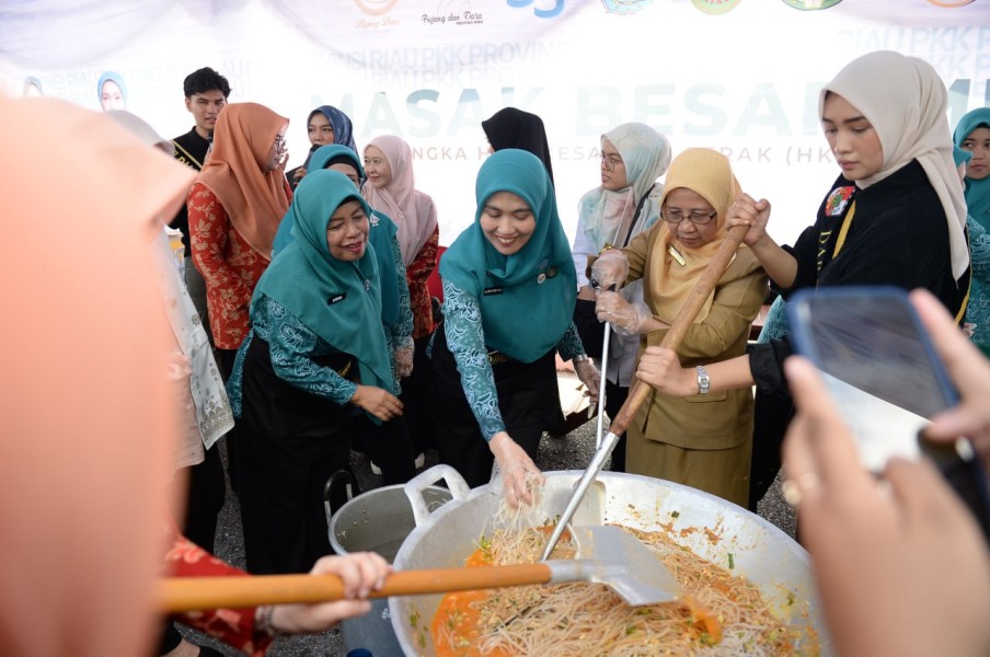 Masak Besar Mie Sagu Bareng Ketua TP PKK Riau Henny Sasmita Wahid Bikin Seru