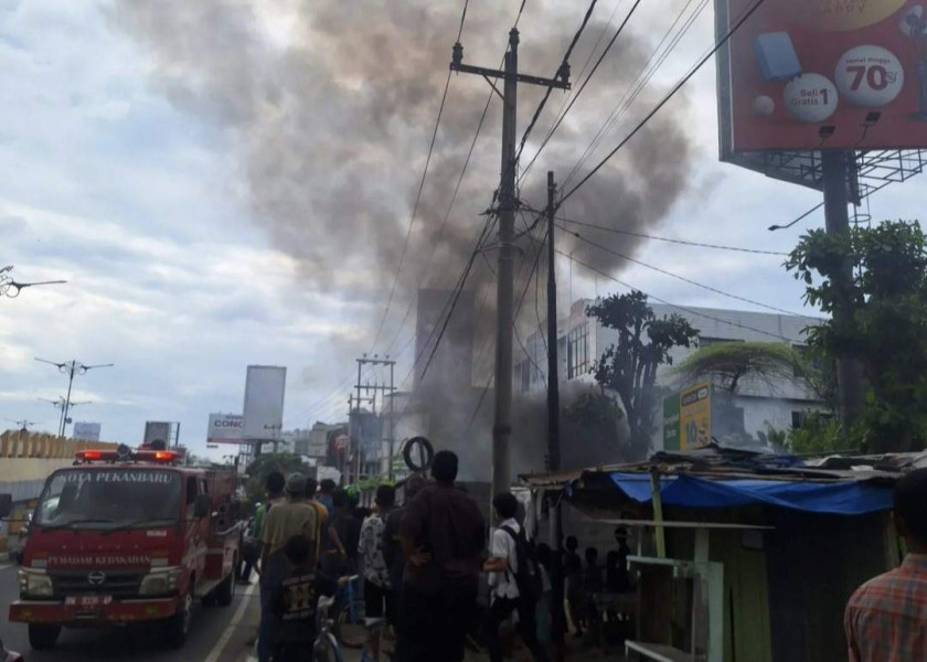 Asap Hitam Muncul Mengepul di Jalan Sudirman, Apa yang Terbakar?
