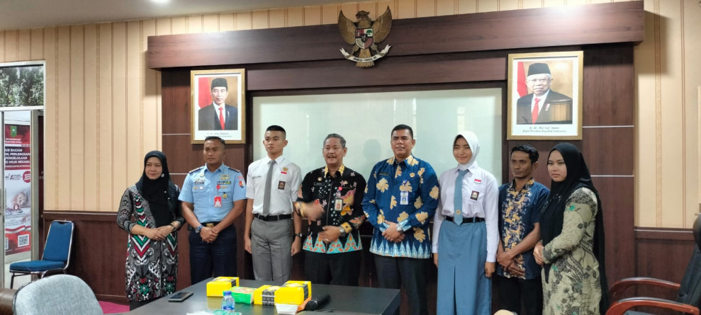 Kaban Kesbangpol Riau Lepas 2 Siswa Menjadi Paskibraka Nasional