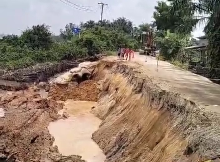 Longsor, PUPR-PKPP Riau Turunkan Tim Tinjau Jalan Lintas Rengat-Tembilahan