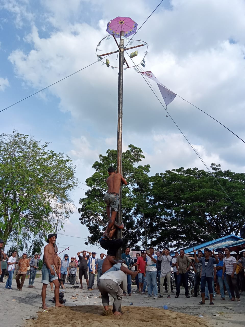 Disaksikan Kapolsek Iptu Ridwan, Panjat Pinang Sempena HUT Bhayangkara ke-76 Penuh Keseruan