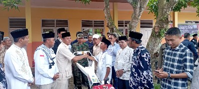 Dukung Peningkatan Produksi Petani,  Plt Bupati Serahkan Hand Traktor di Pulau Ingu