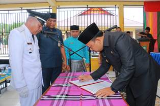 Wabup Husni Merza Lantik  Tamrin  Sebagai Pejabat Penghulu Kampung Adat Lubuk Jering