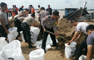 Polres Inhil & BPBD Goro di Lokasi Longsor 