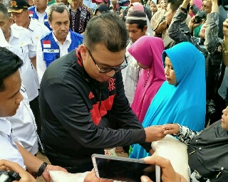 Ade Agus Hartanto Didampingi Gubernur Riau Serahkan Bantuan Korban Banjir 