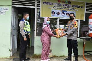 Kapolres Inhu Bagikan Sembako Untuk Korban Covid-19 di Rengat Barat