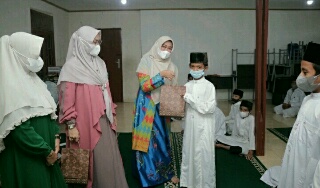 Dekranasda Siak Berikan Bantuan Untuk Ponpes Darul Hadits