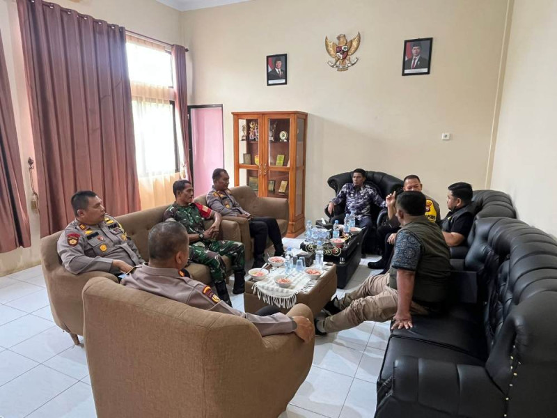 Tim Pamatwil Polda Riau dan Polres Kuansing Lakukan Pengecekan Sidang Pleno Rekapitulasi Suara Pilkada 2024 di Hulu Kuantan