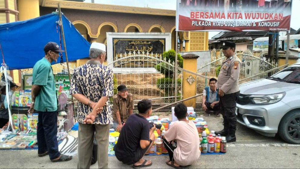Sambangi Pasar Senen Sungai Salak, Polsek Tempuling Ajak Pedagang Sukseskan Pilkada 2024