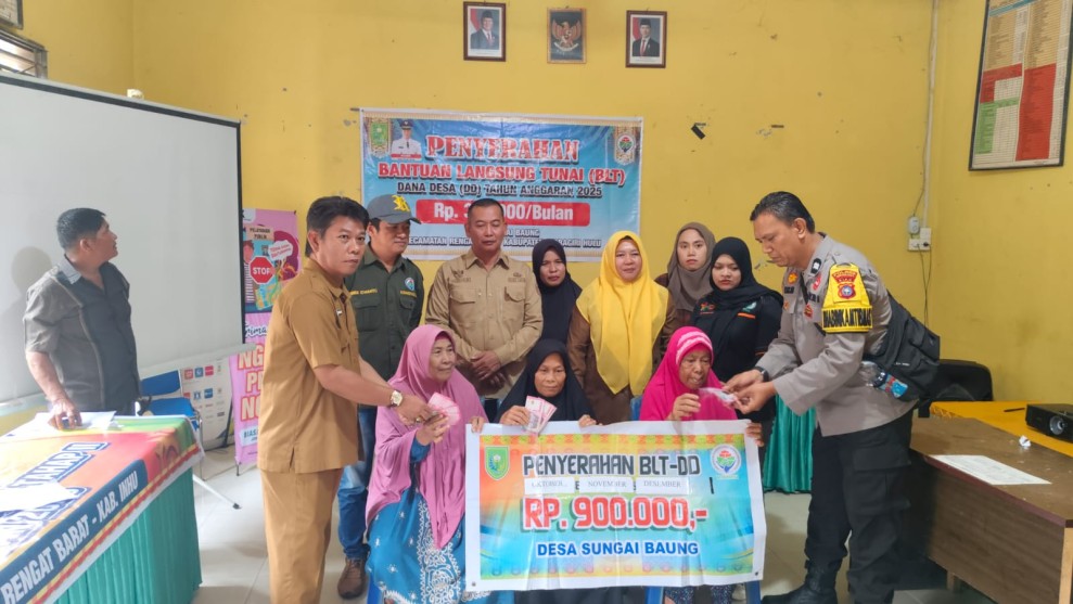 Kades Sungai Baung Inhu Serahkan BLT DD Tahap Akhir 2025