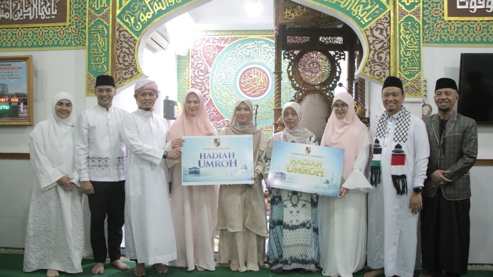 Bersama Wawako Salat Idulfitri di Sail, Wako Pekanbaru Berangkatkan 2 Warga Umroh