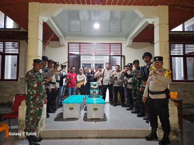 Pengawalan Logistik Pilkada PPK Sungai Apit Menuju KPU Siak Berjalan Lancar