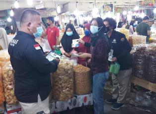 Bidhumas Polda Riau Bagikan Brosur Himbauan Larangan Mudik