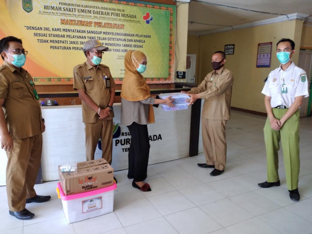 Melalui Yayasan Vioni Bersaudara, Marlis Salurkan Bantuan APD ke RSUD PH dan Pkm Tembilahan Hulu