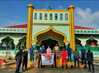 HUT Satpam ke 40, Bhabinkamtibmas Kampung Merempan Bagikan Alat Kebersihan & Sembako