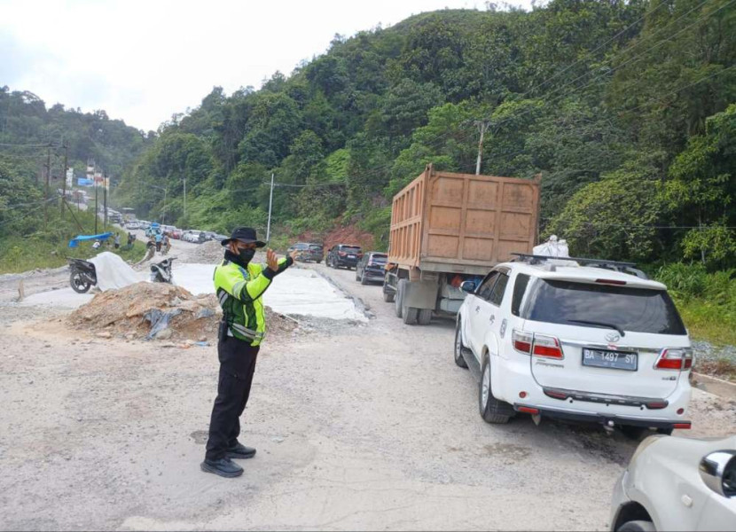 Macet Panjang di Perbatasan Riau Sumbar, Polres Kampar: Ada Pekerjaan Betonisasi