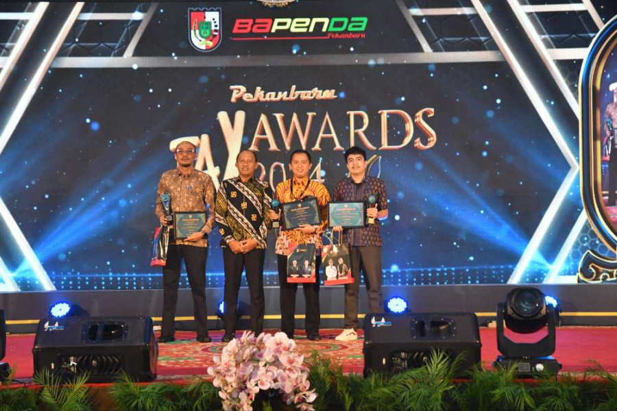 BRK Syariah Terima Award Sebagai Bank Mitra Penyedia Layanan Pembayaran Pajak Daerah