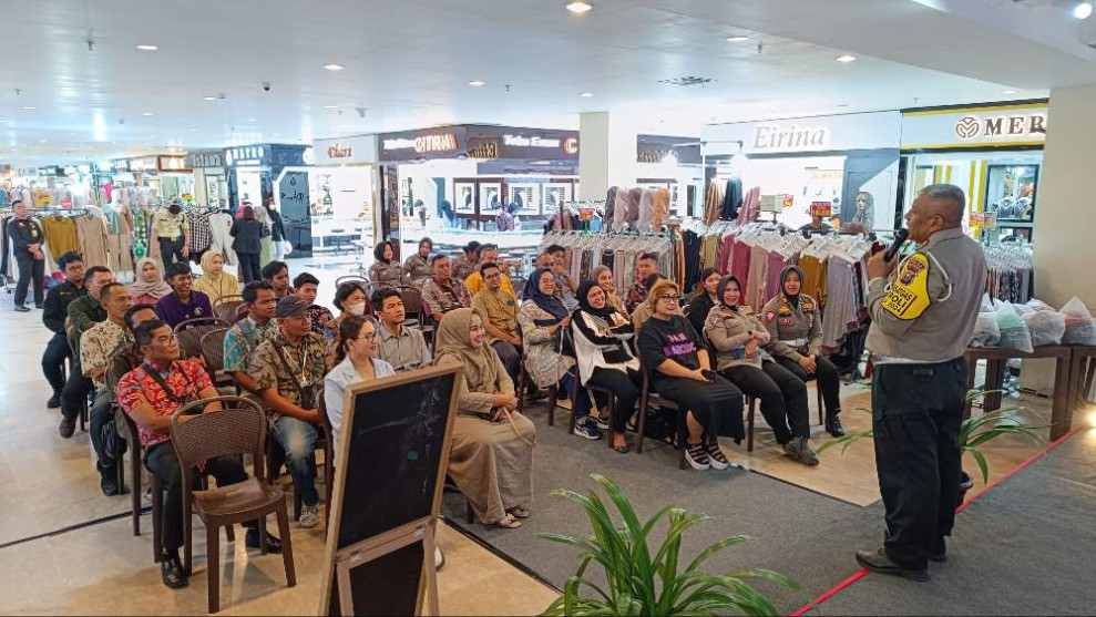 Ditlantas Polda Riau Edukasi Pengunjung STC Pekanbaru Sukseskan Pilkada 2024